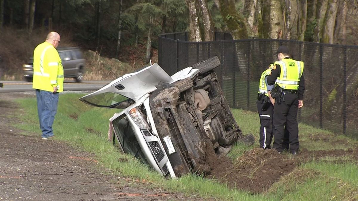 Man dies in rollover in Issaquah