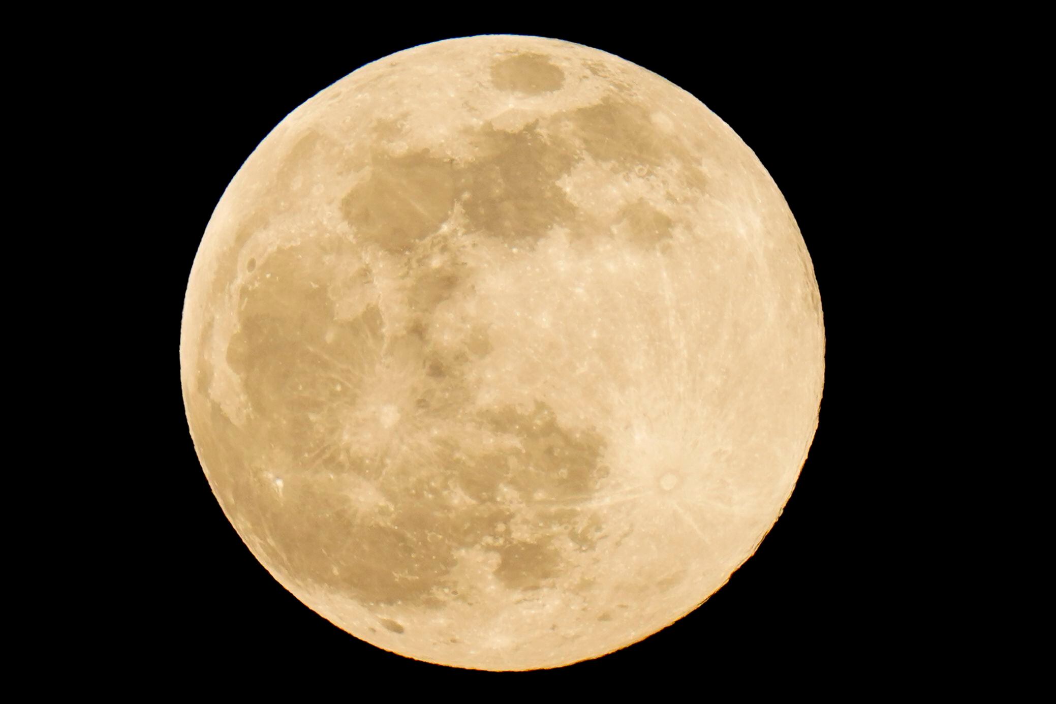 Super Pink Moon 2021: 10 stunning photos of April's full moon 