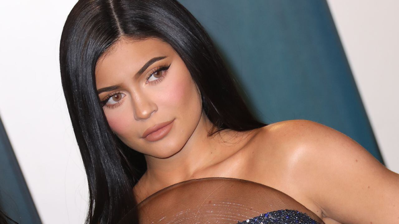 Kylie Jenner Becomes First Woman With 300 Million Instagram Followers – WWD