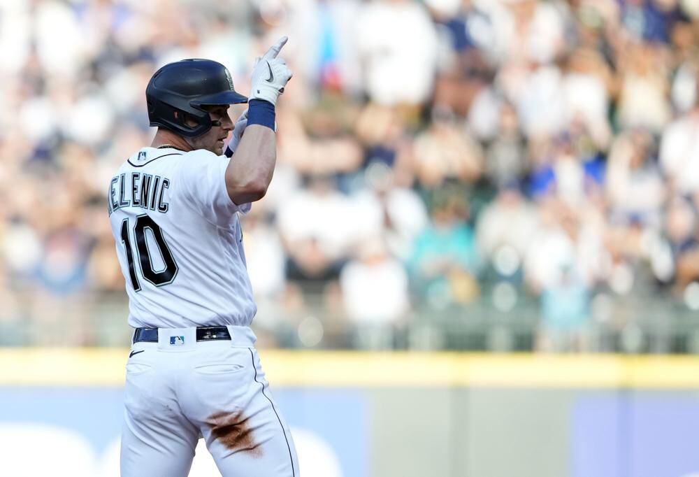 Seattle Mariners Jarred Kelenic breaks foot kicking water cooler