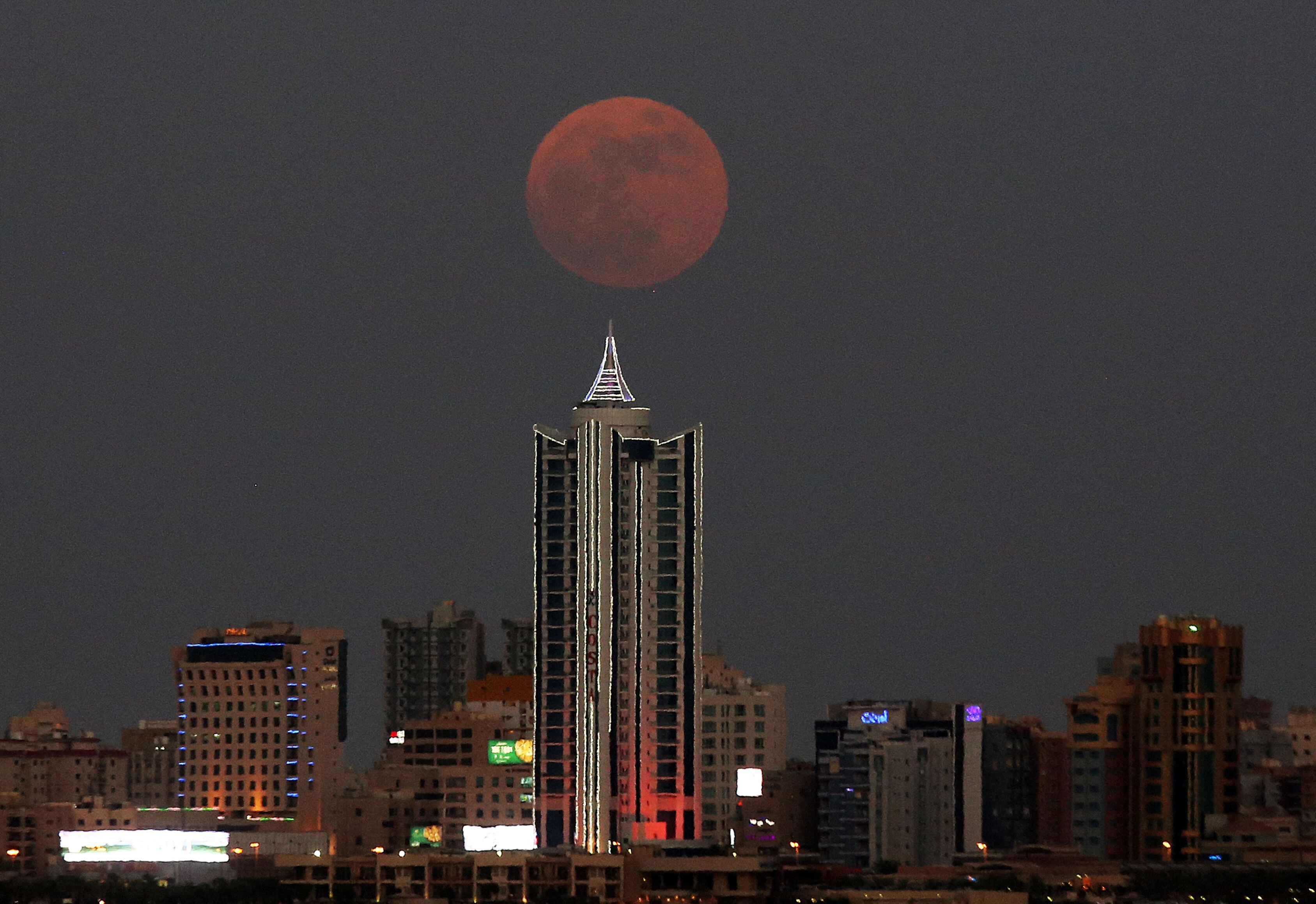 Don T Miss Tuesday S Strawberry Moon How Where To Watch 2nd Supermoon Of 22 Kiro 7 News Seattle