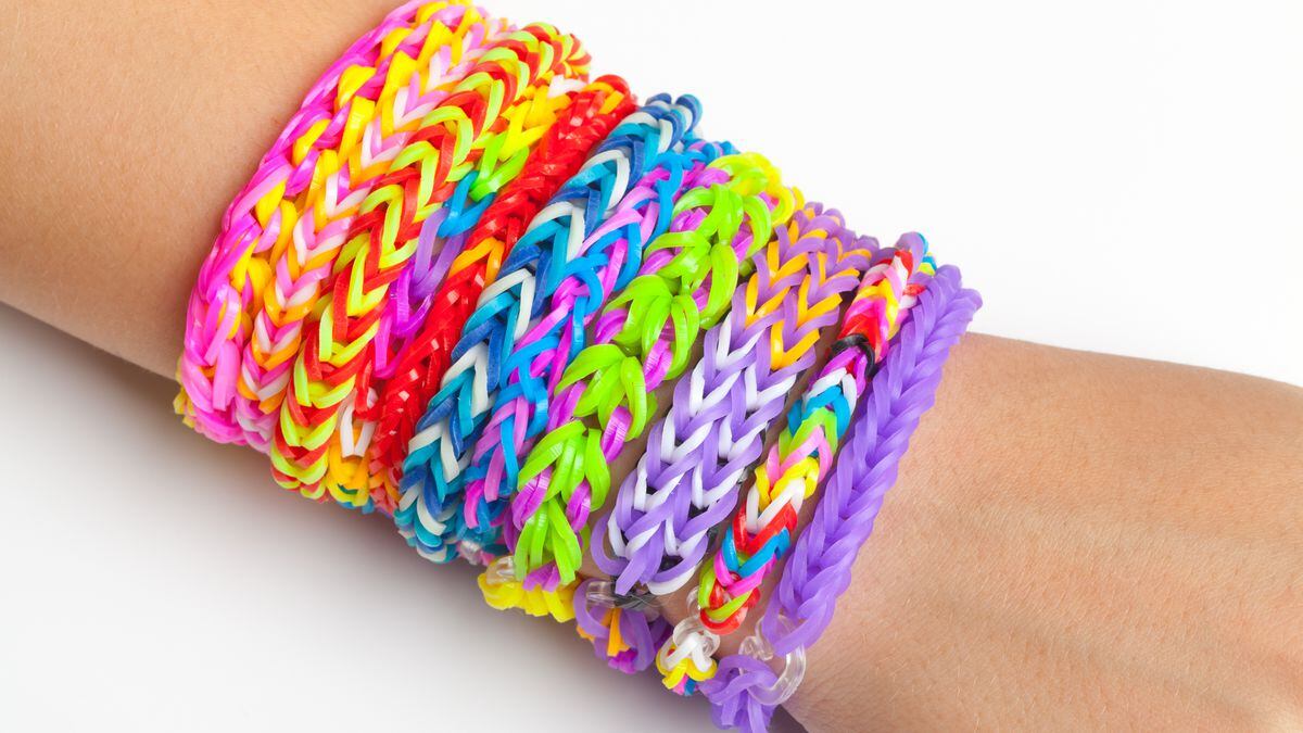 7-year-old girl sells friendship bracelets, raises $27K for Chicago ...