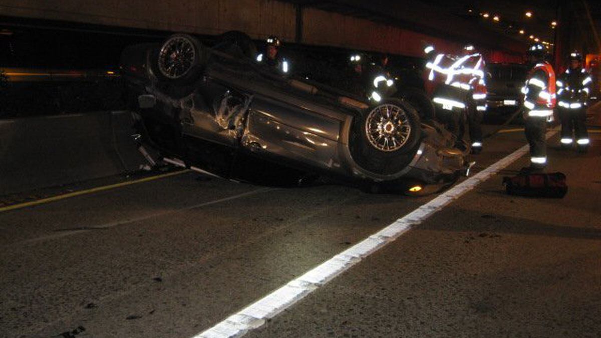 Rollover crash on SB I-5 in Seattle near Union causes backup