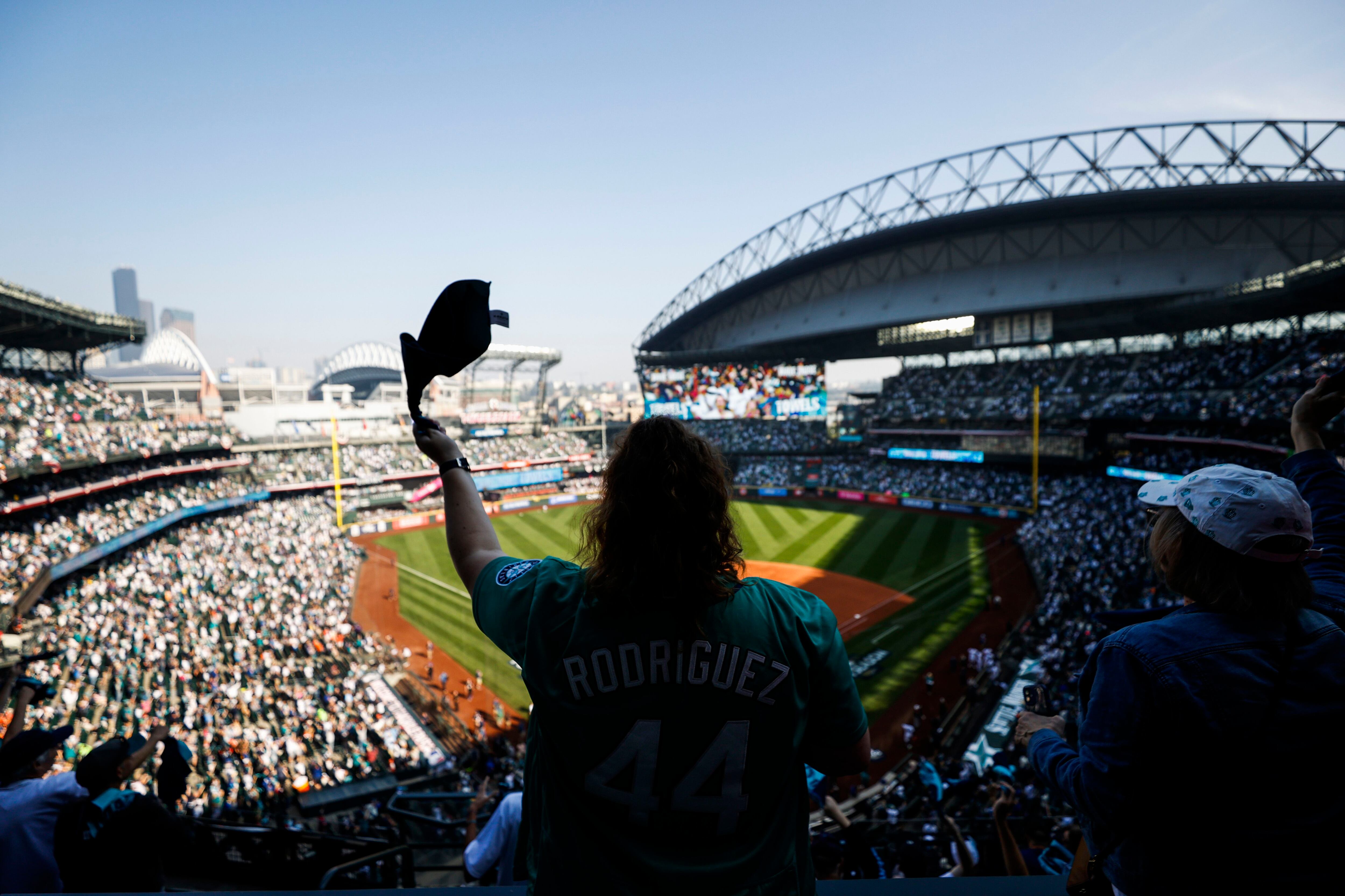 Mariners hosting AL Wild Card watch parties at T-Mobile Park