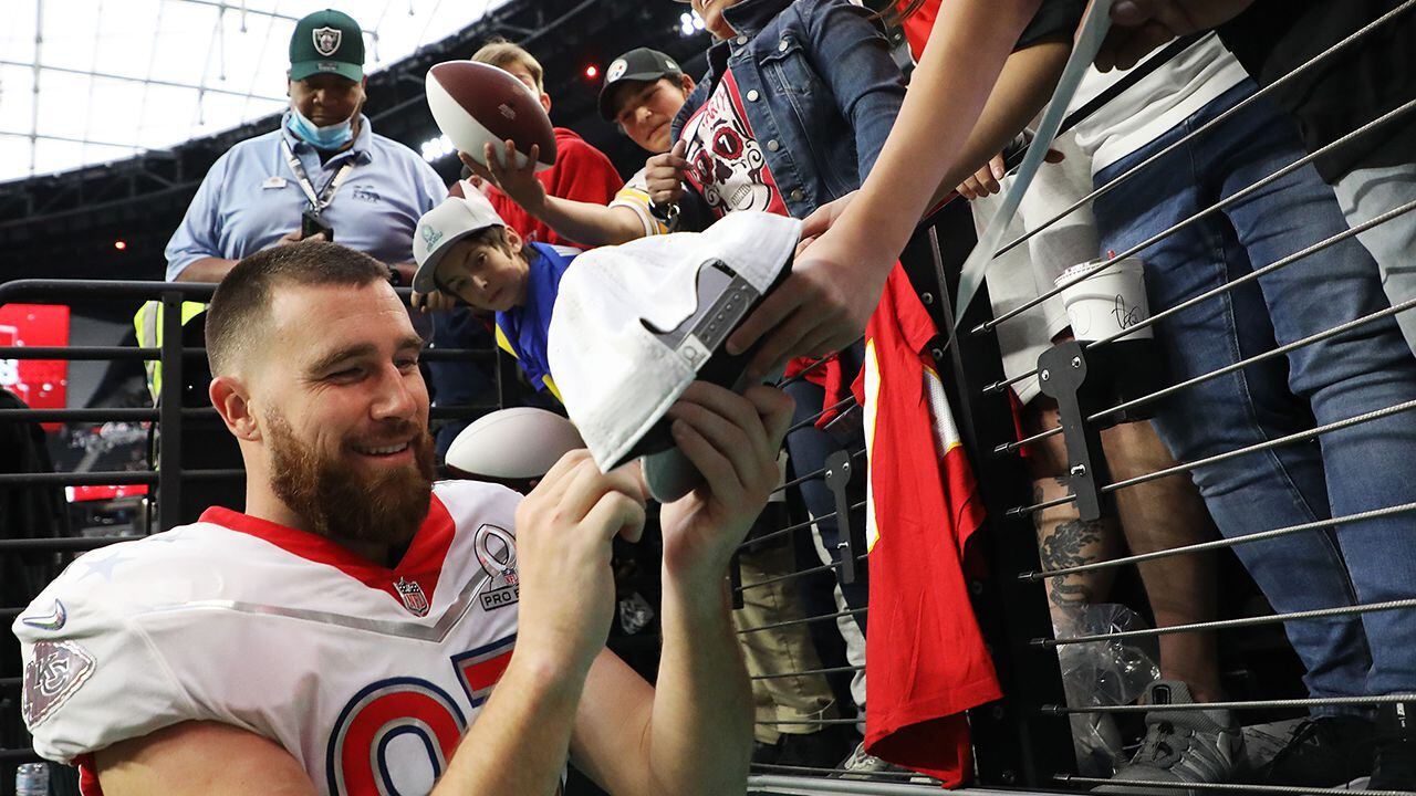 Travis Kelce jersey sales jump 400% after Taylor Swift attends game