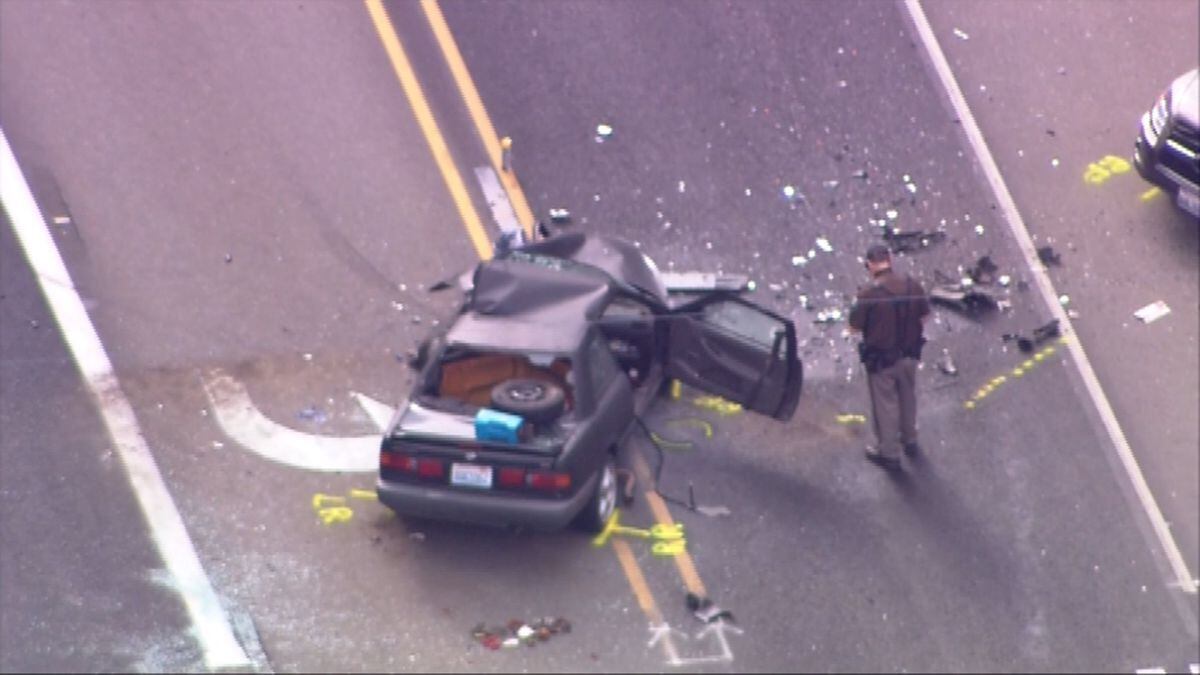 People trapped in Port Orchard 2-car crash