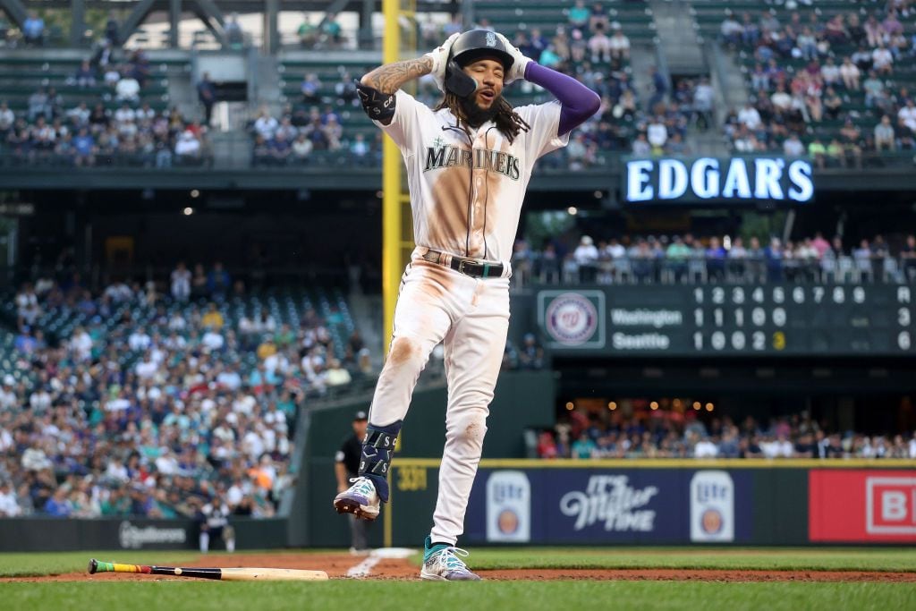 Luis Castillo shines in Seattle debut, Mariners hit four homers in 7-3 win  over Yankees
