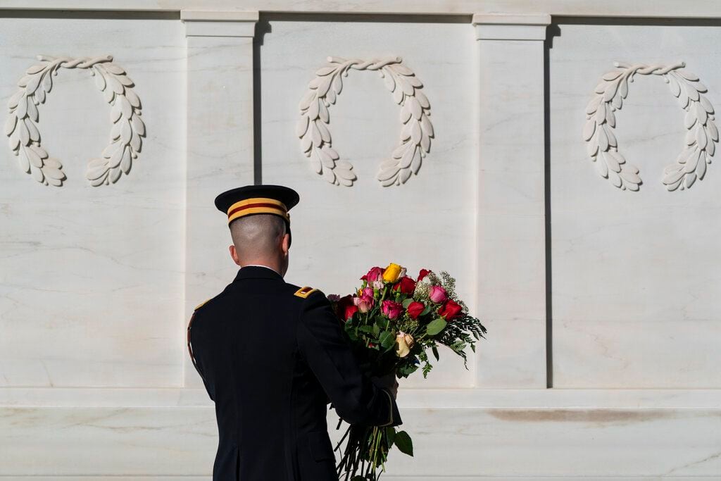 Tomb of the Unknown Soldier has first all-female guard change in history :  NPR