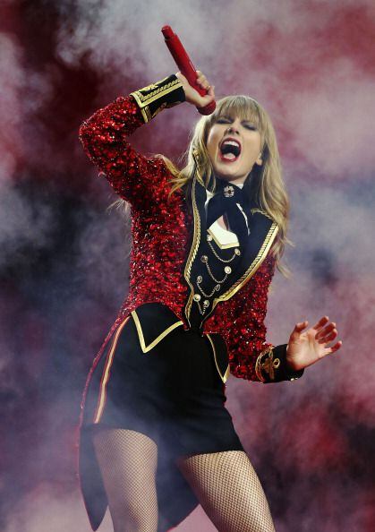 Taylor Swift Hits Pop Billionaire Status: Magazine Report – Billboard