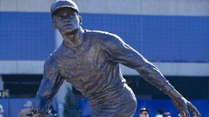 Roberto Clemente remains Latino legend 50 years after death - CBS