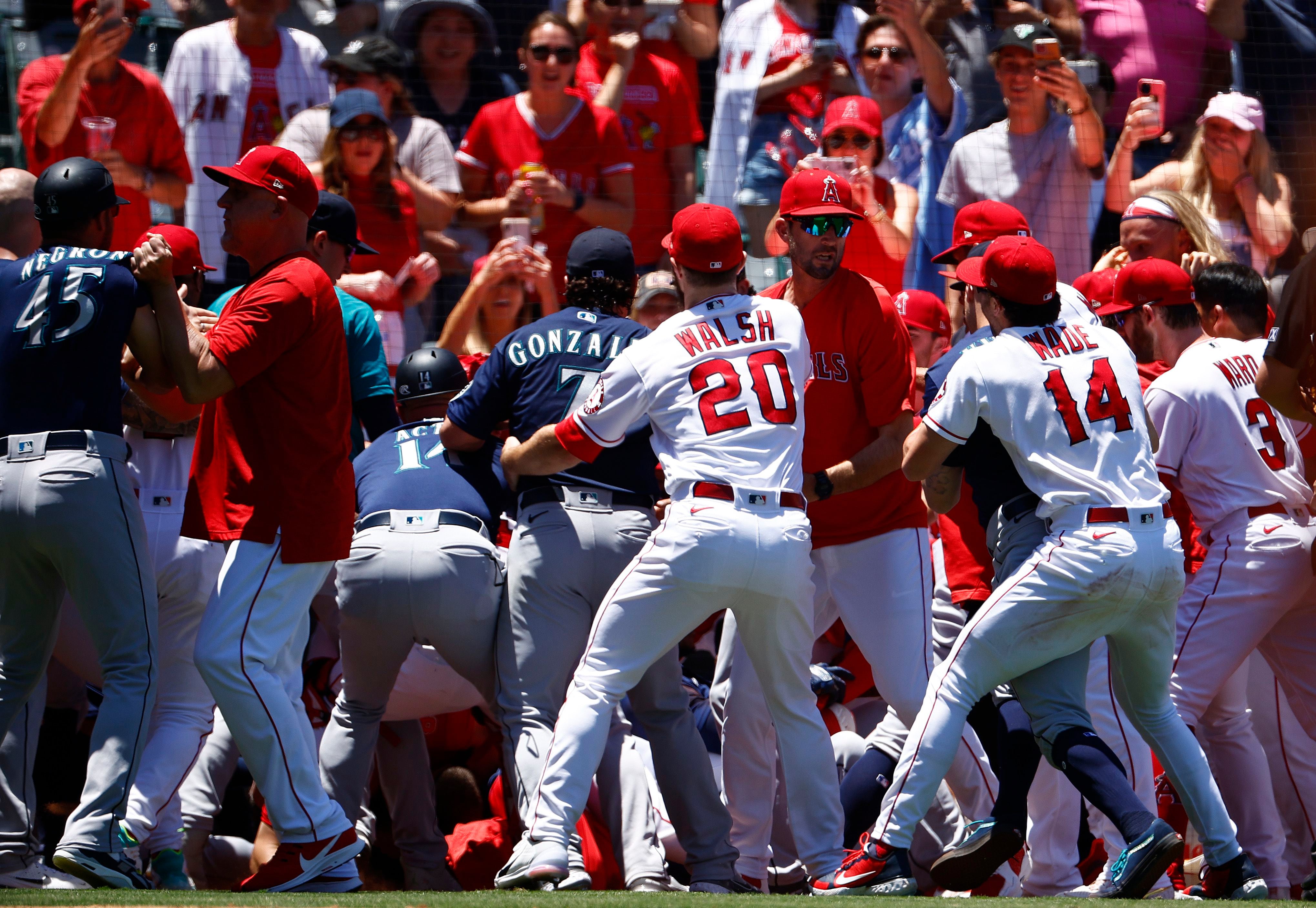 Mariners' Jesse Winker flips off Angels fans after brawl