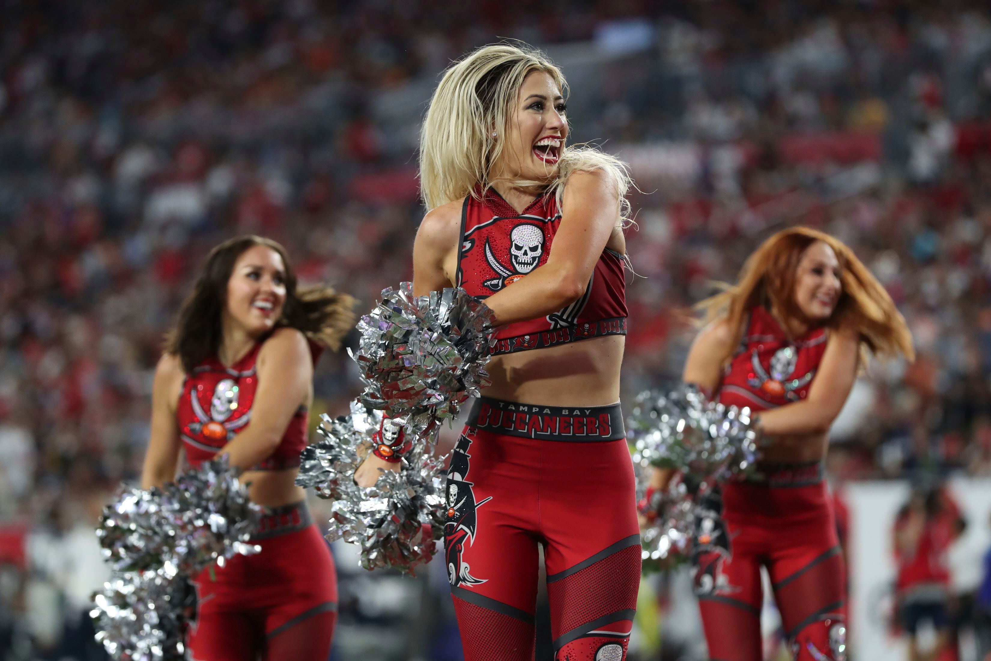 Photos: Tampa Bay Buccaneers beat Dallas Cowboys 31-29 in NFL kickoff game  – KIRO 7 News Seattle