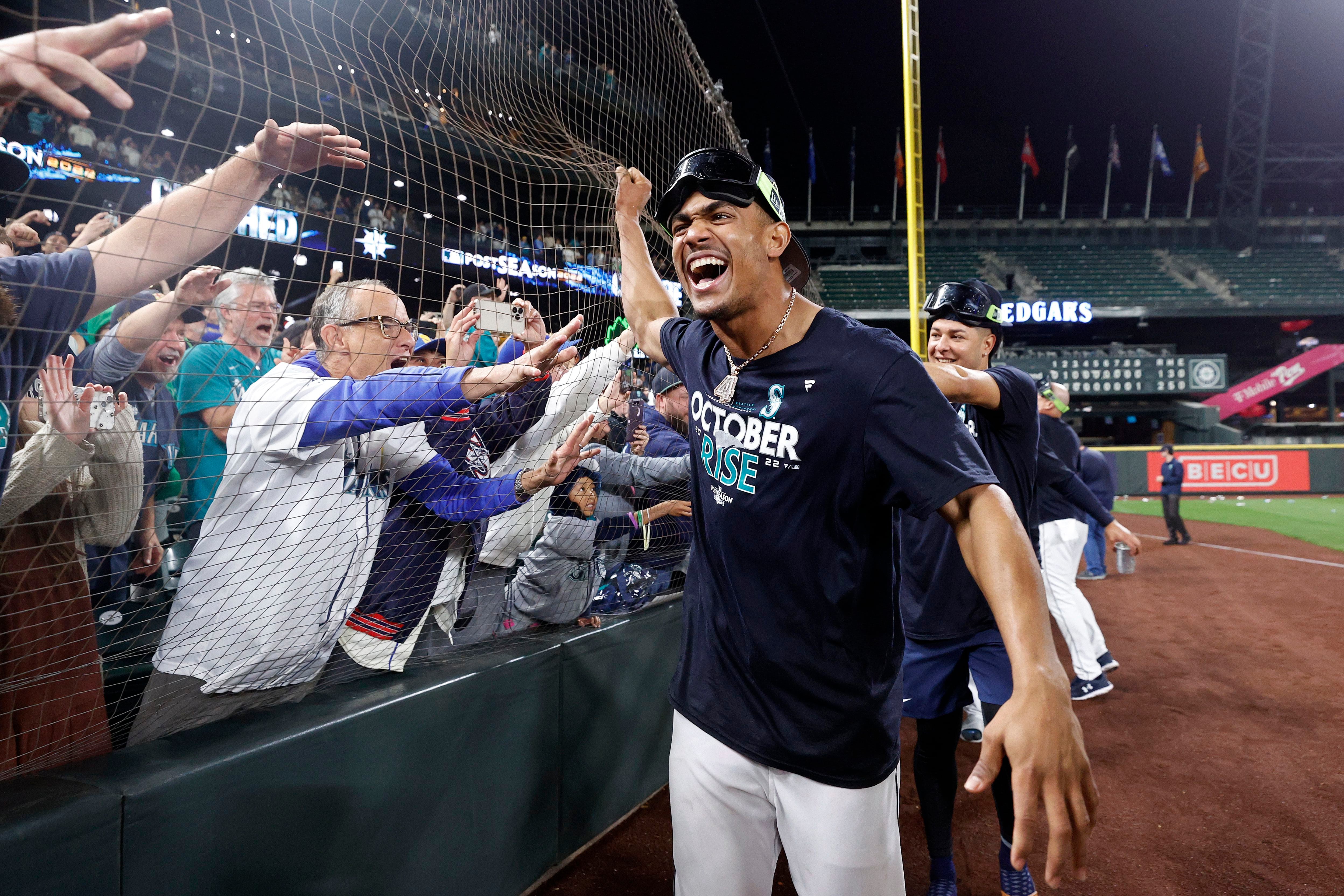 PHOTOS: Mariners postseason celebrated across Seattle – KIRO 7