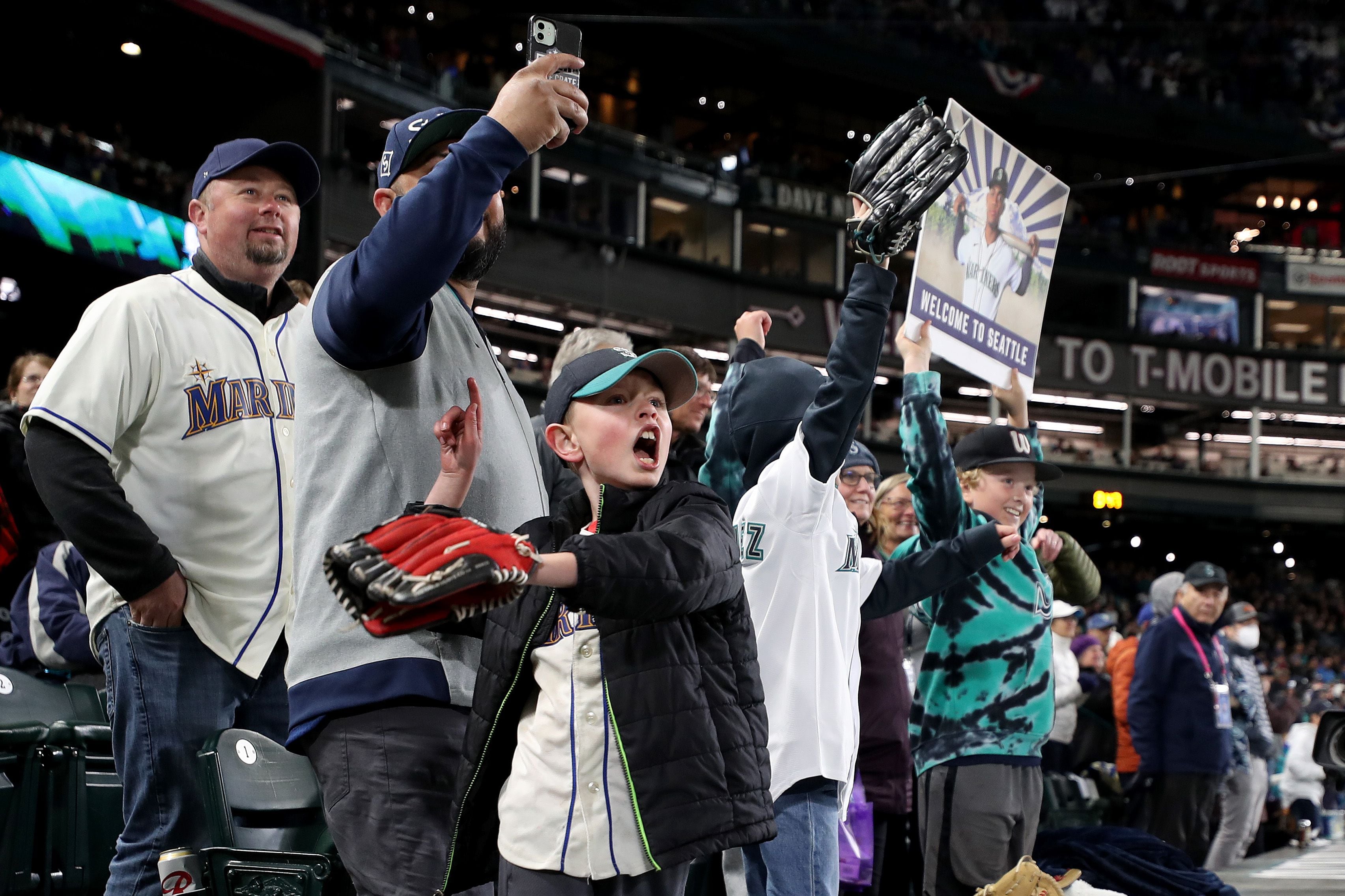 New study ranks Seattle Mariners as third-happiest MLB fan base